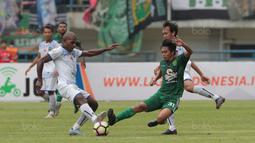 Pemain Persebaya, Kurniawan Karman (kanan) berebut bola dengan pemain PSPS Riau, Viktor Pae pada laga 8 Besar Liga 2 Grup Y di Stadion GBLA, Bandung, Sabtu (18/11/2017). Persebaya Menang 1-0. (Bola.com/Nicklas Hanoatubun)