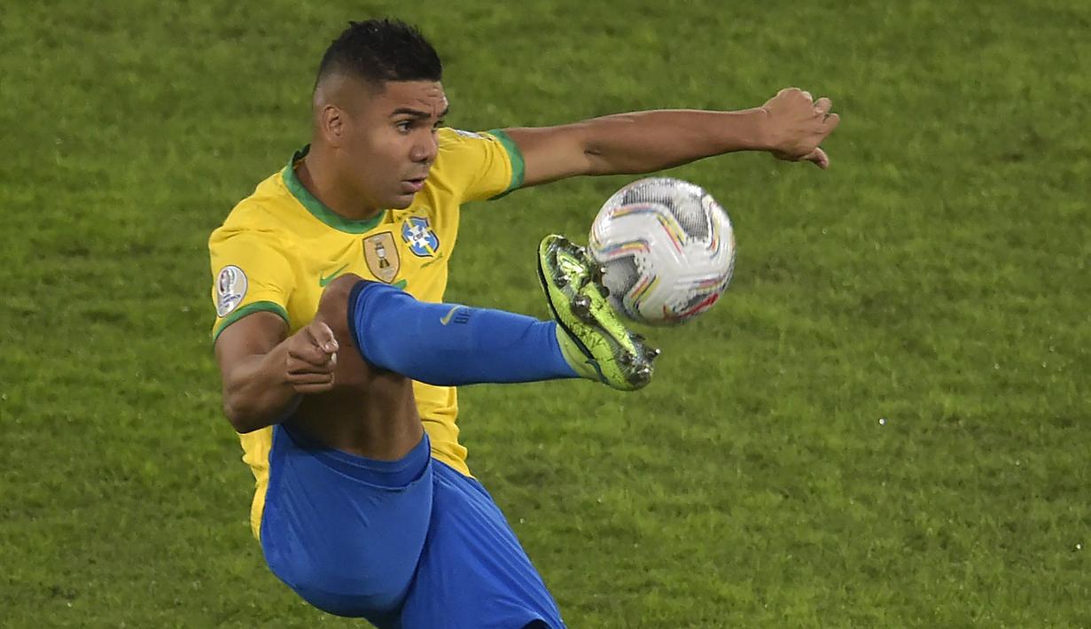 Casemiro. Gelandang bertahan Brasil berusia 30 tahun yang baru saja bergabung dengan Manchester United pada awal musim 2022/2023 usai didatangakn dari Real Madrid ini tercatat telah mengoleksi 65 caps bersama Timnas Brasil sejak melakukan debut pada 15 September 2011. Total 5 gol dan 3 assist telah dicetaknya bersama Timnas Brasil yang akan berlaga di putaran final Piala Dunia 2022 Qatar. (AFP/Douglas Magno)