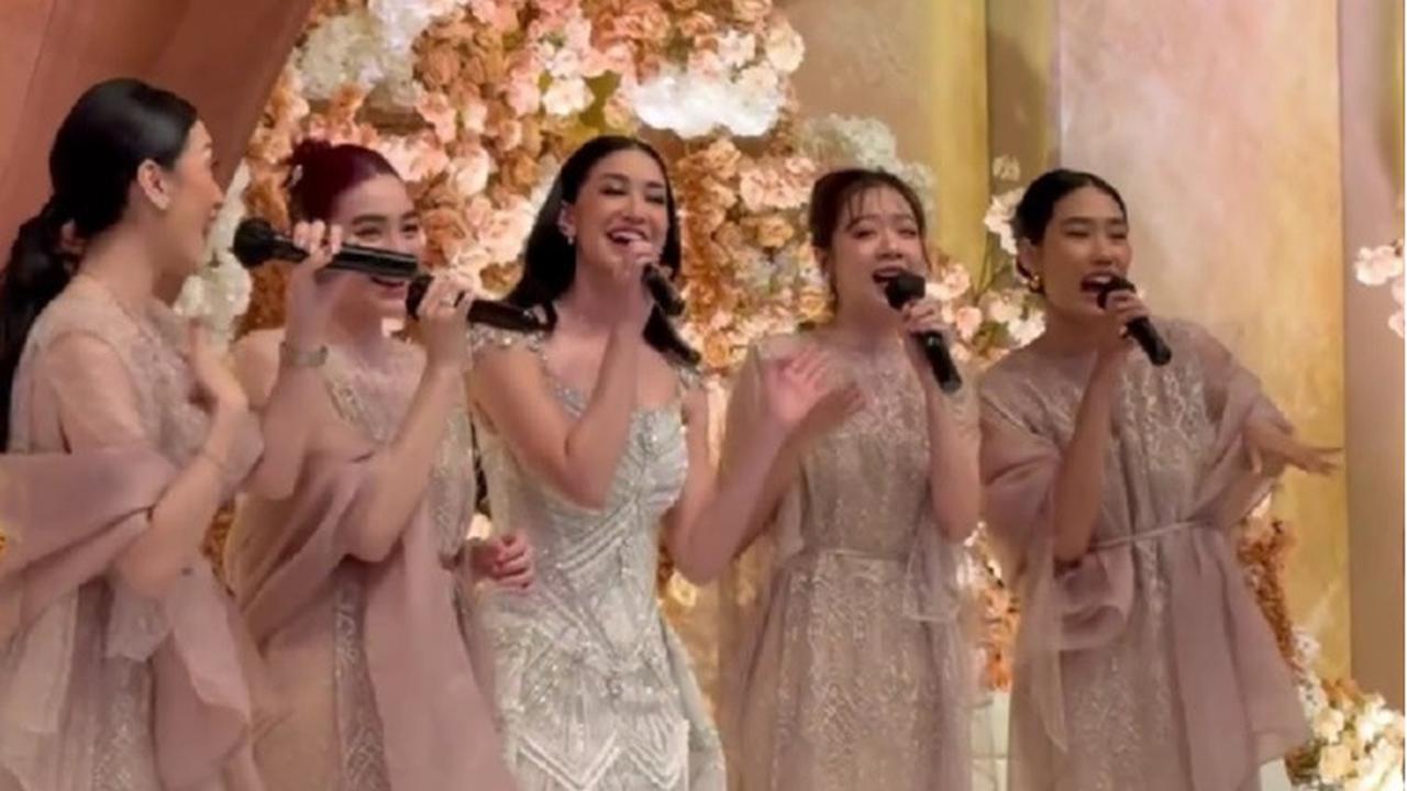 Nyanyikan Lagu Princess, 4 Potret Memesona Alika Islamadina Jadi Bridesmaid di Pernikahan Elma Agustin