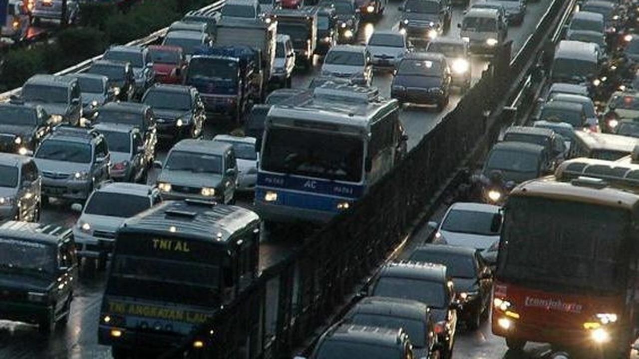 Jakarta dikepung kemacetan panjang jelang Rabu tengah malam. Kepadatan kendaraan mengular sampai tidak bergerak di beberapa titik Ibu Kota.
