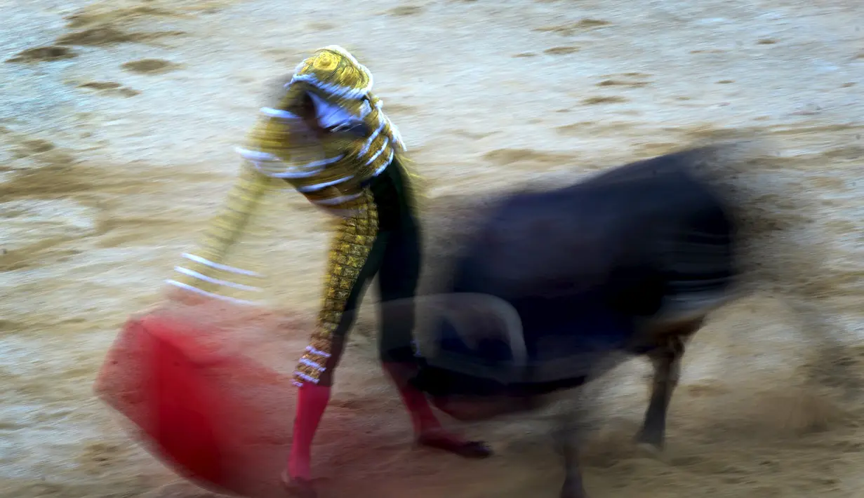 Seorang matador menghindar dari tandukan banteng di Festival San Fermin, Pamplona, Spanyol, Rabu (8/7/2015). Aksi pertarungan antara Matador dengan banteng menjadi salah satu aksi yang ditunggu di Festival ini. (Reuters/Vincent West)