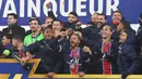 Pemain PSG merayakan juara Piala Super Prancis usai mengalahkan Marseille di Stade Bollaert-Delelis, Kamis (14/1/2021). PSG menang 2-1 atas Marseille. (AFP/Denis Charlet)