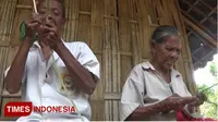 Mbah Usrek dan Mbah Towir, pasutri generasi terakhir penganyam besek bambu sedang membuat besek. (Pendim Kediri for TIMES Indonesia)