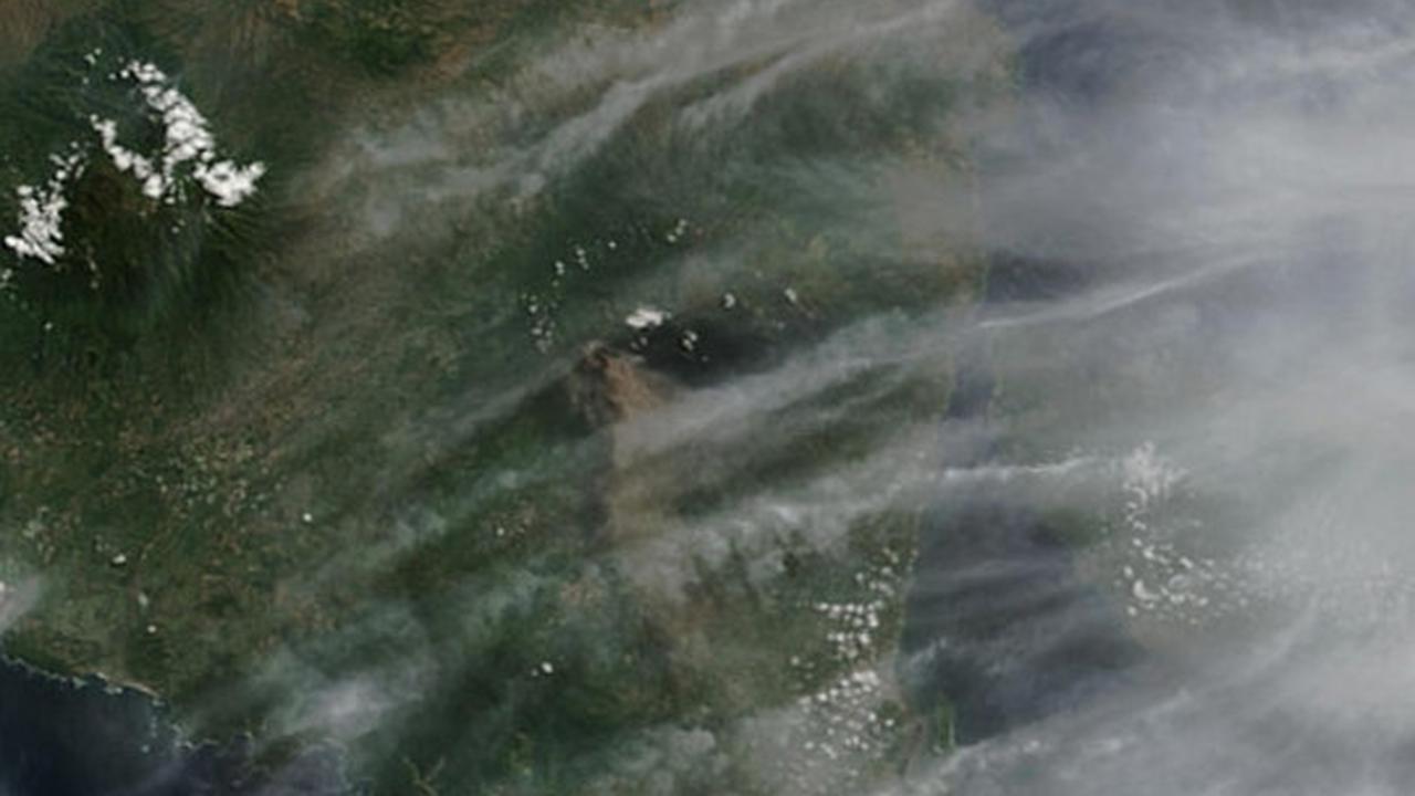 Penampakan aktivitas erupsi Gunung Raung dari satelit NASA