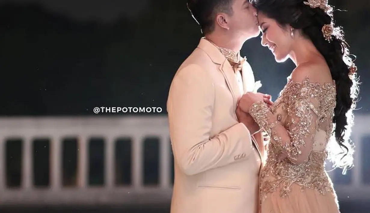 Kecewa nasi goreng yang telah dibelikan suaminya, pemeran Rachel dalam film Honeymoon itu lantas mencari sendiri. Ia keliling komplek mencari nasi goreng keliling. (Instagram/ardinarasti6)