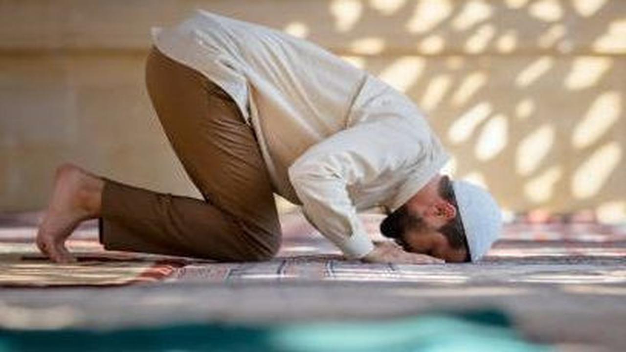 Dhuha merupakan sholat yang terdiri dari 2 hingga 12 rakaat, dilakukan setelah matahari terbit hingga menjelang waktu sholat zuhur. Estimasi waktu terbaik untuk melaksanakan sholat dhuha di Indonesia berkisar antara pukul 08.00 hingga 11.00.