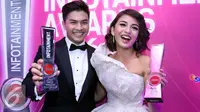 Chelsea Olivia dan Glenn Alinskie raih dua penghargaan di ajang Infotainment Awards 2016 sebagai Pasangan Selebriti Paling Romantis dan Pernikahan Selebriti Paling Fenomenal. [Foto: Herman Zakharia/Liputan6.com]