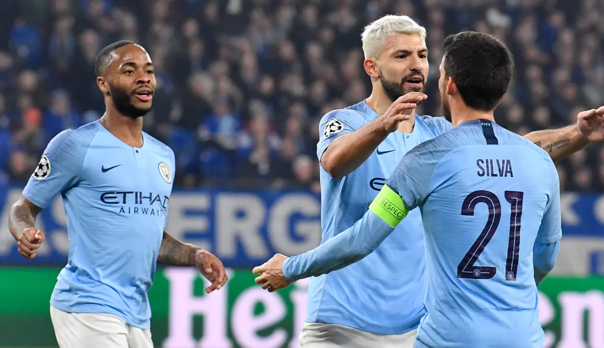 Striker Manchester City, Sergio Aguero (Tengah) berselebrasi usai mencetak gol ke gawang Schalke 04 selama pertandingan 16 Liga Champions di Veltins Arena di Gelsenkirchen, Jerman (20/2). City menang tipis atas Schalke 3-2. (AP Photo/Martin Meissner)