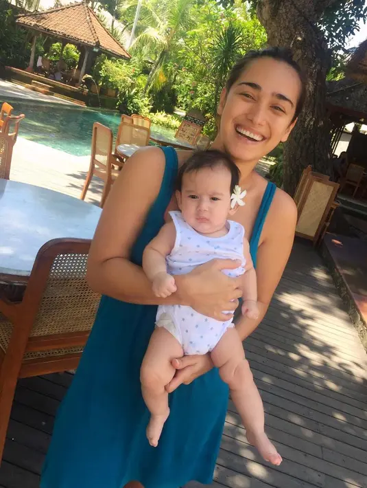 Bukan hal yang aneh bagi  Alexandra untuk berpenampilan seksi. Sejak belum memiliki buah hati, kata ‘seksi’ ini sudah melekat di dirinya. Kulit sawo matang yang eksotis serta bentuk tubuh yang indah. (Instagram/got_alex)