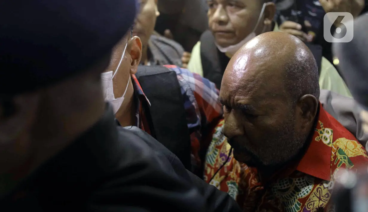 Gubernur Papua Lukas Enembe tiba di Rumah Sakit Pusat Angkatan Darat (RSPAD) Gatot Soebroto, Jakarta, Selasa (10/1/2023) malam. Lukas Enembe menjalani  pemeriksaan kesehatan sebelum diperiksa sebagai tersangka Komisi Pemberantasan Korupsi (KPK) terkait kasus suap dan gratifikasi. (merdeka.com/Imam Buhori)