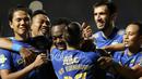 Para pemain Persib Bandung merayakan gol Michael Essien saat melawan PS TNI pada lanjutan Liga 1 2017 di Stadion Pakansari, Bogor, Sabtu (22/4/2017). PS TNI bermain imbang 2-2. (Bola.com/Nicklas Hanoatubun)