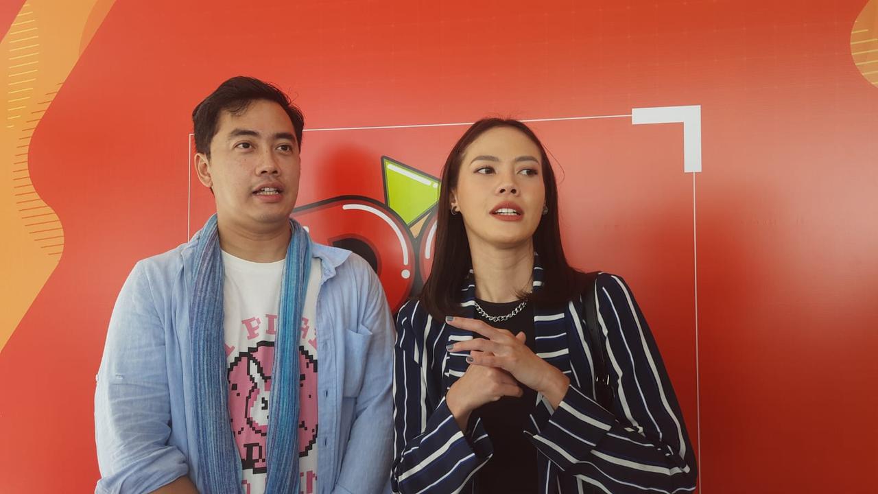 Dennis Adhiswara dan Della Dartyan