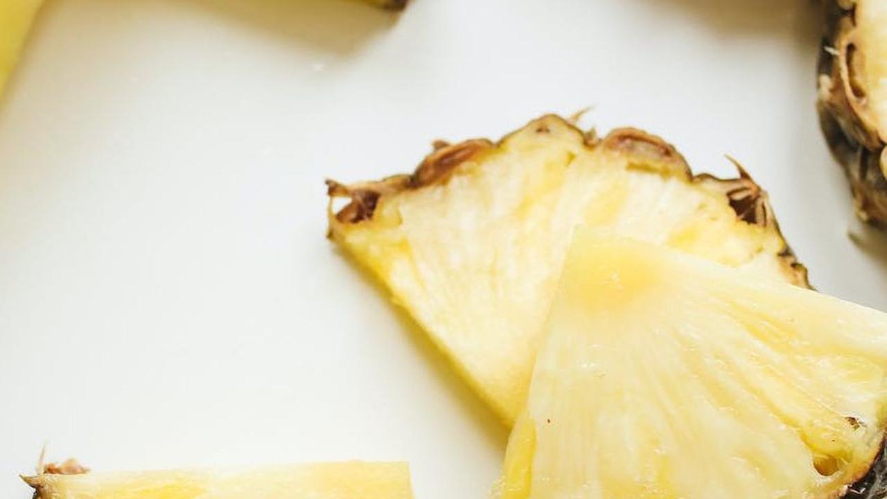 Caranya mudah, haluskan seperempat buah nanas dengan blender, oleskan pada wajah dan leher, diamkan selama 20-30 menit, lalu bilas dengan air biasa.