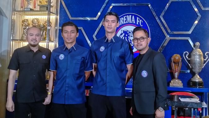 <p>Manajer Arema FC, Ali Rifki, mendampingi Irsyad Maulana dan Syaeful Anwar, bersama Presiden Arema, Gilang Widya Pramana, dalam sesi perkenalan pemain kloter ketiga, Rabu (27/4/2022). (Bola.com/Iwan Setiawan)</p>