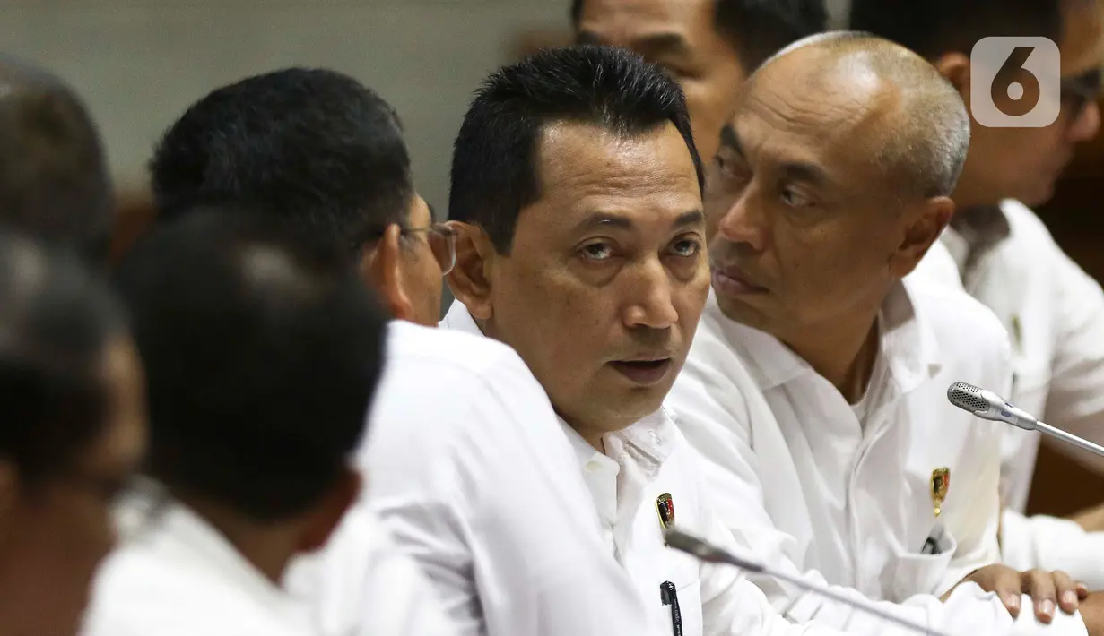 Kabareskrim Polri Komjen Pol Listyo Sigit Prabowo (tengah) beserta jajarannya saat rapat dengar pendapat (RDP) dengan Komisi III DPR di Kompleks Parlemen, Jakarta, Rabu (19/2/2020). RDP membahas penjualan kondensat jatah negara yang ditaksir merugikan negara Rp 37 triliun. (Liputan6.com/Johan Tallo)