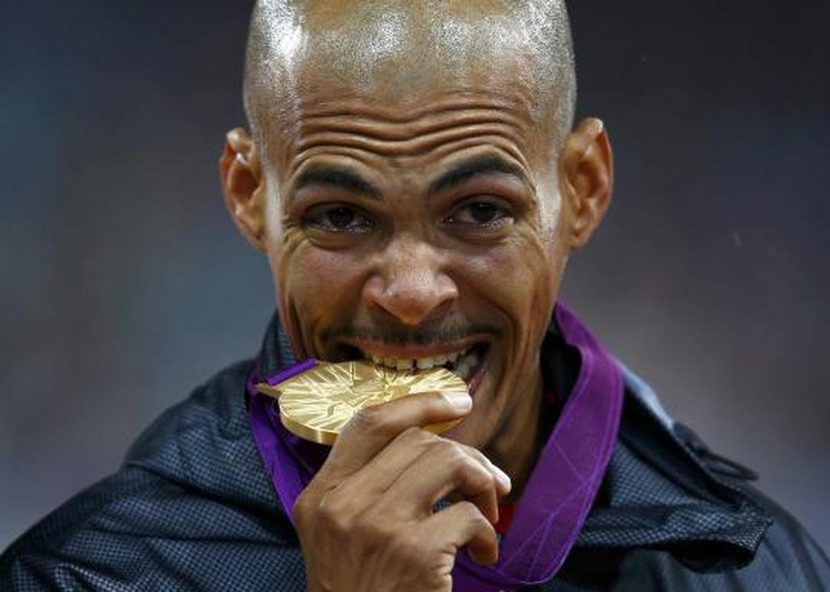 Tradisi menggigit medali di Olimpiade