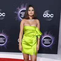 Selena Gomez pamer tato baru dan disebut mirip tato Justin Bieber (FOTO: Splashnews)