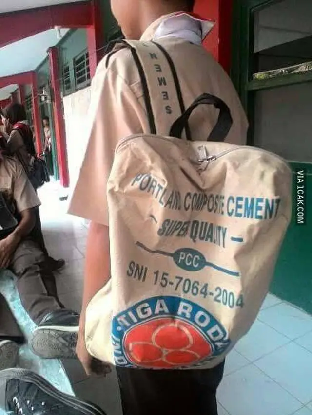 6 Tas yang Dipakai Murid Cowok Saat Sekolah Ini Bikin Ngakak