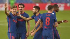 Gelandang Atletico Madrid, Marcos Llorente, merayakan gol yang dicetaknya ke gawang Real Sociedad pada laga lanjutan Liga Spanyol di Anoeta Stadium, Rabu (23/12/2020) dini hari WIB. Atletico Madrid menang 2-0 atas Real Sociedad. (AFP/Ander Gillenea)