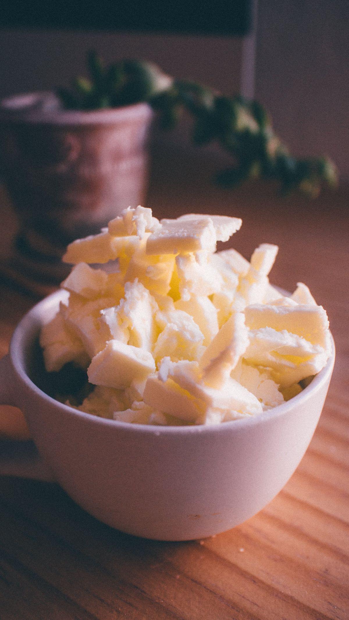 Jadi, apakah sekarang kamu sudah bisa membedakan antara butter, margarin, dan mentega? Semoga informasi ini bermanfaat dan membantu kamu untuk tidak lagi keliru dalam penggunaannya.