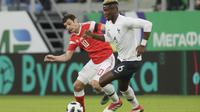 Gelandang timnas Prancis, Paul Pogba, berduel dengan pemain timnas Rusia, Fyodor Smolov pada laga uji coba di Stadion Saint-Petersburg, Rabu (28/3/2018) dini hari WIB. (AP Photo/Dmitri Lovetsky)