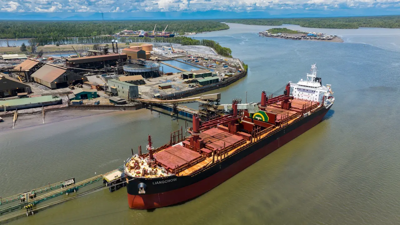 Foto udara Pelabuhan Amamapare. Disini, lumpur yang mengandung tembaga, emas dan perak dikeringkan untuk kemudian dikirim ke pabrik peleburan dan pemurnian di Gresik, Jawa Timur. (Photo dok. PT Freeport Indonesia)