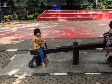 Anak-anak bermain jungkat-jungkit di Ruang Publik Terpadu Ramah Anak (RPTRA) Berseri, Petukangan Utara, Pesanggrahan, Jakarta, Kamis (13/7/2023). Kendati banyak cat pada wahan permainan yang mulai pudar dan kotor, tapi tidak menyurutkan minat anak-anak untuk bermain di RPTRA Berseri. (Liputan6.com/Johan Tallo)