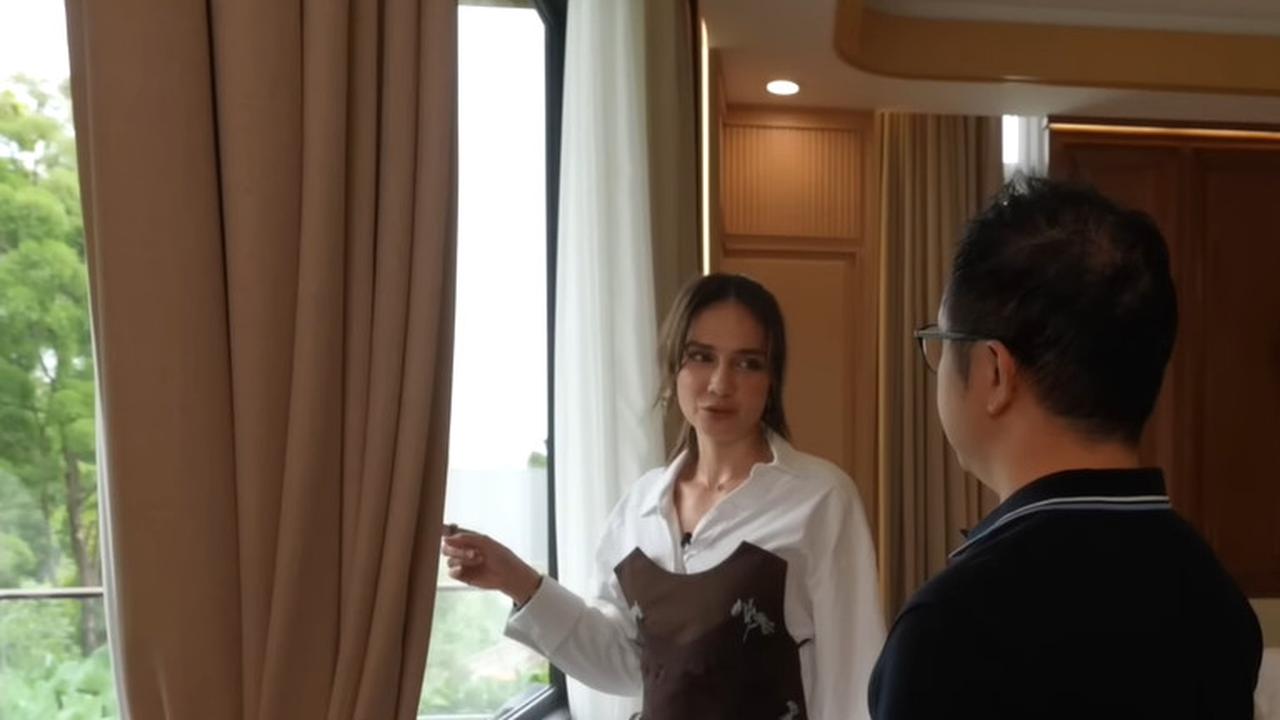 Jendela Besar dari Lantai ke Langit-Langit Kamar Luna Maya (©YouTube: Luna Maya)