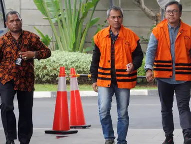 Dua tersangka Bupati Pakpak Bharat Remigo Yolando Berutu dan Plt Kadis PUPR Pakpak Bharat David Anderson Karosekali tiba di KPK, Jakarta (5/12). Mereka diperiksa terkait suap proyek infrastruktur Dinas PUPR Kab Pakpak Bharat. (Merdeka.com/Dwi Narwoko)