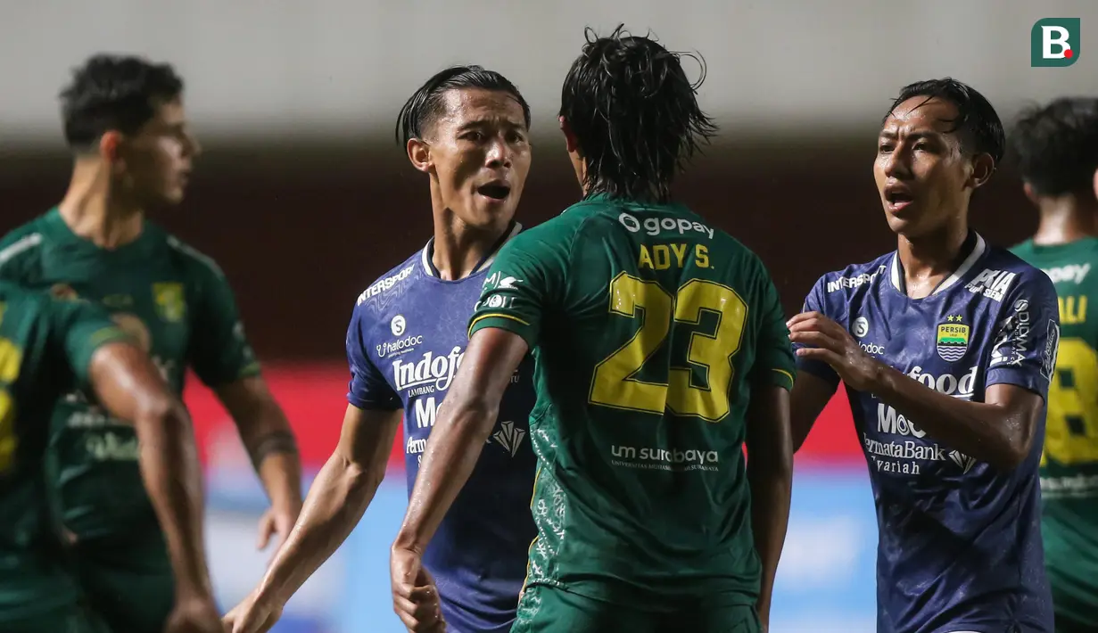 Gesekkan antar pemain tak bisa dihindari ketika Persebaya Surabaya bertemu Persib Bandung. Bek kanan Persebaya Ady Setiawan terlihat emosi dan tidak bisa menerima ketika Mark Klok melanggar Bruno Moreira. (Bola.com/Bagaskara Lazuardi)