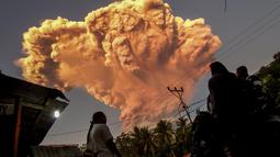 Tinggi kolom abu teramati kurang lebih 10.000 m di atas puncak atau sekitar 11.584 m di atas permukaan laut. Saat ini Gunung Lewotobi Laki-laki berada pada Status Level IV (Awas). Masyarakat yang bermukim dekat Gunung Lewotobi Laki-Laki diminta menjauhi radius bahaya sejauh tujuh kilometer. (Foto oleh AFP)