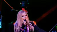 Avril Lavigne membuka konsernya di Jakarta dengan gaya kawaii atau imut. Sepert apa aksinya?