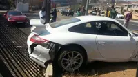 Kejar Penjahat, Mobil Patroli Seruduk Porsche Carrera GT