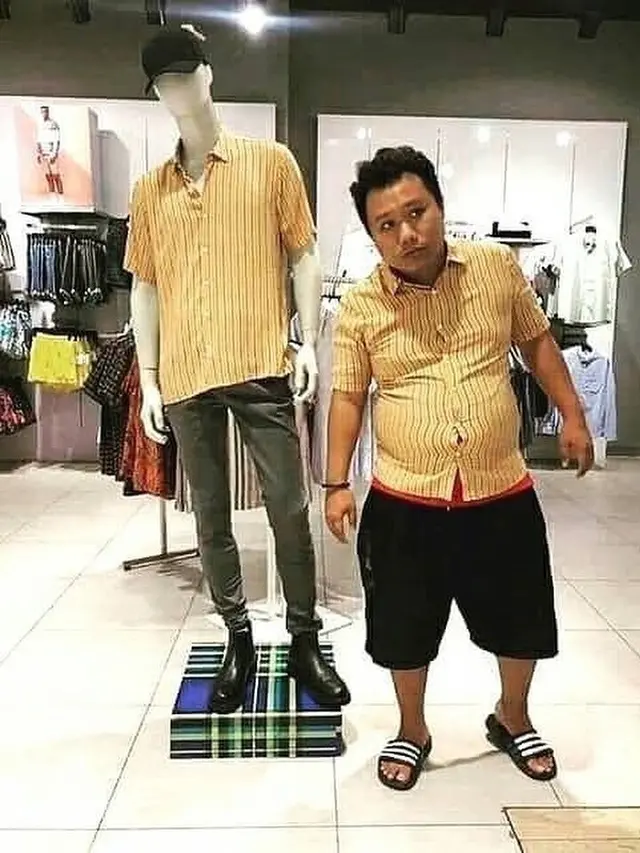 6 Potret Orang Tak Sengaja Pakai Baju Motif Sama di Mal Ini Bikin Senyum