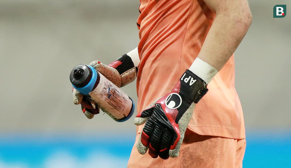 Contekan di botol minuman Kiper Timnas Prancis U-17, Paul Argney saat adu penalti melawan Senegal U-17  pada babak 16 besar Piala Dunia U-17 2023 di Jakarta International Stadium (JIS), Rabu (22/11/2023). (Bola.com/M Iqbal Ichsan)