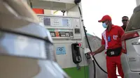 Ilustrasi petugas SPBU sedang mengisi bahan bakar konsumen. (Foto: Istimewa)