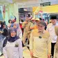 Bakal calon wakil gubernur atau bakal cawagub Jakarta Suswono&nbsp;menyambangi&nbsp;Pasar Kramat Jati, Jakarta Timur pada hari ini, Minggu (8/9/2024). (Liputan6.com/Nanda Perdana Putra)