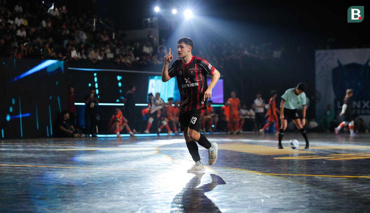 Pemain Grim Reaper, Joao Ortiz merayakan golnya ke gawang Nova Titans dalam laga final Futsal X Series 2 di GOR UNJ, Rawamangun, Jakarta, Minggu (18/01/2026). (Bola.com/Bagaskara Lazuardi)