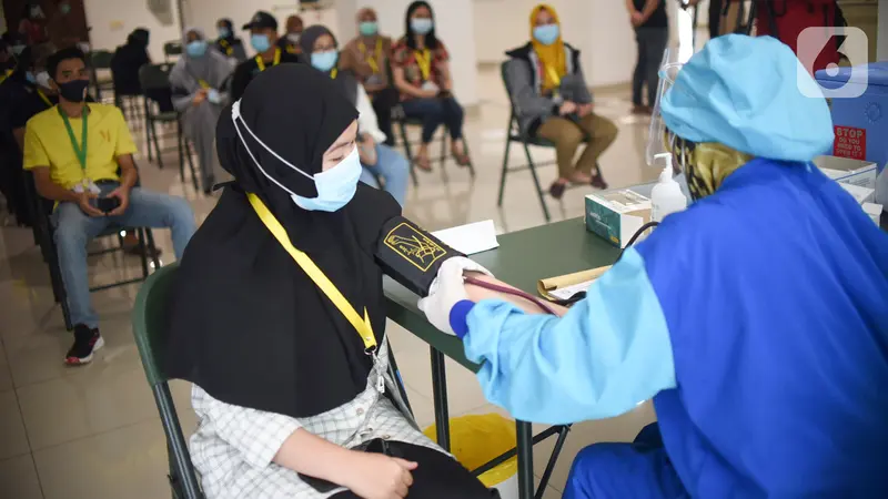 Ribuan Tenaga Kesehatan Jalani Vaksinasi di Rumah Sakit Darurat Covid-19 Wisma Atlet Kemayoran