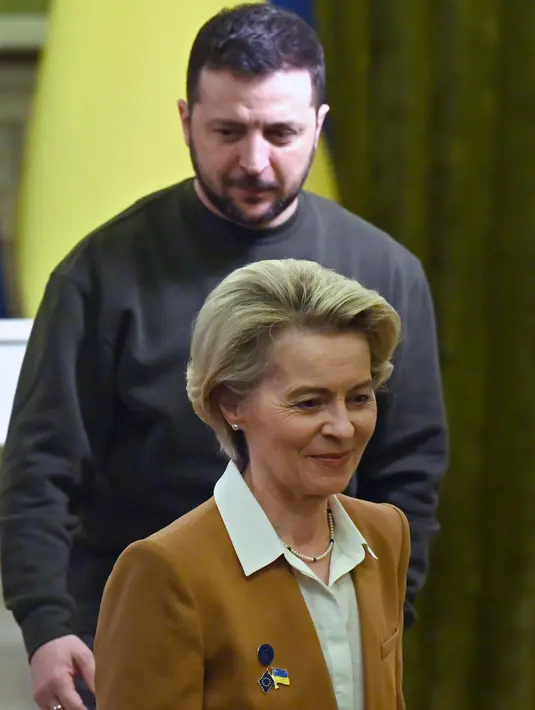 Presiden Ukraina Volodymyr Zelensky dan Presiden Komisi Eropa Ursula von der Leyen meninggalkan ruangan pada akhir konferensi pers bersama setelah pembicaraan di Kyiv, Kamis (2/2/2023). Ini akan menjadi delegasi terbesar UE yang disambut Kyiv sejak awal invasi Moskow. Para delegasi juga dijadwalkan akan menghadiri KTT UE-Ukraina di ibu kota negara yang dilanda perang itu pada Jumat (3/2). (Sergei SUPINSKY/AFP)