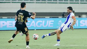 Persib Bandung harus puas bermain imbang 2-2 kontra Dewa United pada laga pekan ke-28 BRI Super League musim ini di Banten Internasional Stadium, Serang, Senin (20/4/2026) malam WIB. (dok. Persib Bandung)