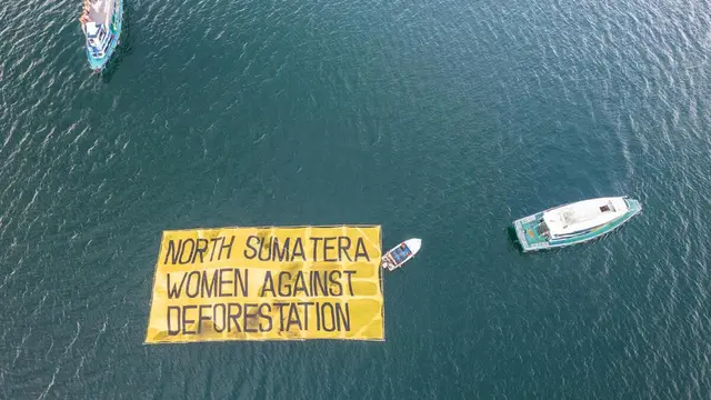 Spanduk di Danau Toba
