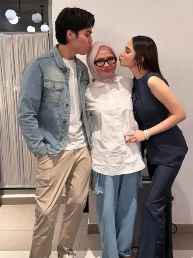 Syifa Hadju saat merayakan ulang tahun sang ibunda pakai baju hitam. [@syifahadju]