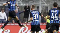 Pemain Inter Milan Danilo D'Ambrosio merayakan golnya ke gawang Inter Milan dalam lanjutan Liga Italia di Stadion Giuseppe Meazza, Minggu (24/9/2017). Inter menang 1-0.  (AP Photo/Luca Bruno)
