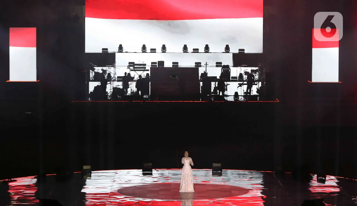 Penampilan Lea Simanjuntak pada malam puncak Perayaan HUT ke-495 tahun Jakarta di Jakarta International Stadium (JIS), Jakarta, Sabtu (25/6/2022). Sejumlah musisi kenamaan tanah air juga tampil memeriahkan acara tersebut, seperti grup band Padi, Ungu dan Wali, serta penyanyi solo Reza Artamevia, Mahalini, Lea Simanjuntak dan Kojek. (Liputan6.com/Herman Zakharia)