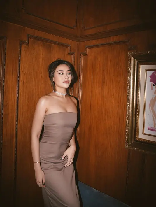 Salah satunya saat mengenakan strapless dress ini. Hanya dipadukan dengan kalung dan up bun, Aliyah terlihat anggun [instagram/aaliyah.massaid]