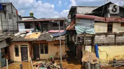 Usai terendam banjir, sejumlah warga mulai sibuk membersihkan rumah mereka dari endapan lumpur serta sisa sampah yang terbawa arus banjir. (Liputan6.com/Angga Yuniar)