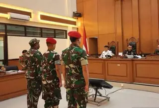 Kuasa hukum dari tiga prajurit TNI terdakwa kasus dugaan penculikan dan pembunuhan kepala cabang bank berinisial MIP meminta majelis hakim mengabulkan eksepsi. (Foto: Antara)