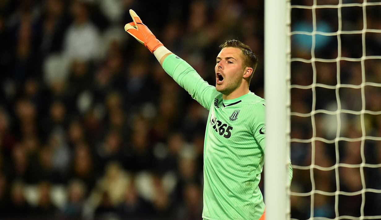 Saat ini kiper 25 tahun tersebut masih bermain untuk Stoke City. Namun kedatangan Butland ke Arsenal bukan tak mungkin bisa membuat Bern Leno tergeser dari bawah mistar. (AFP/Glyn Kirk)