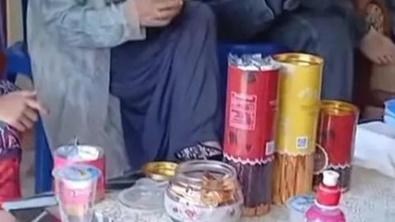 Meskipun terbiasa dengan kursi-kursi mewah, Angga terlihat nyaman duduk di kursi plastik berwarna biru.